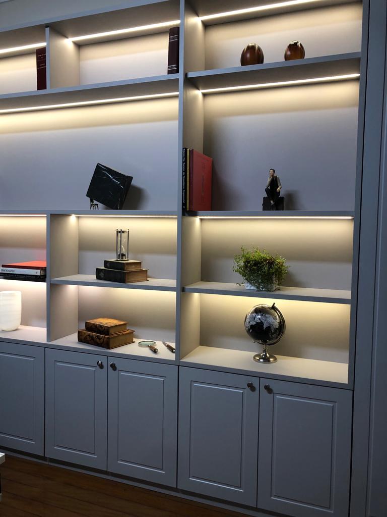 Estante planejada com iluminação integrada