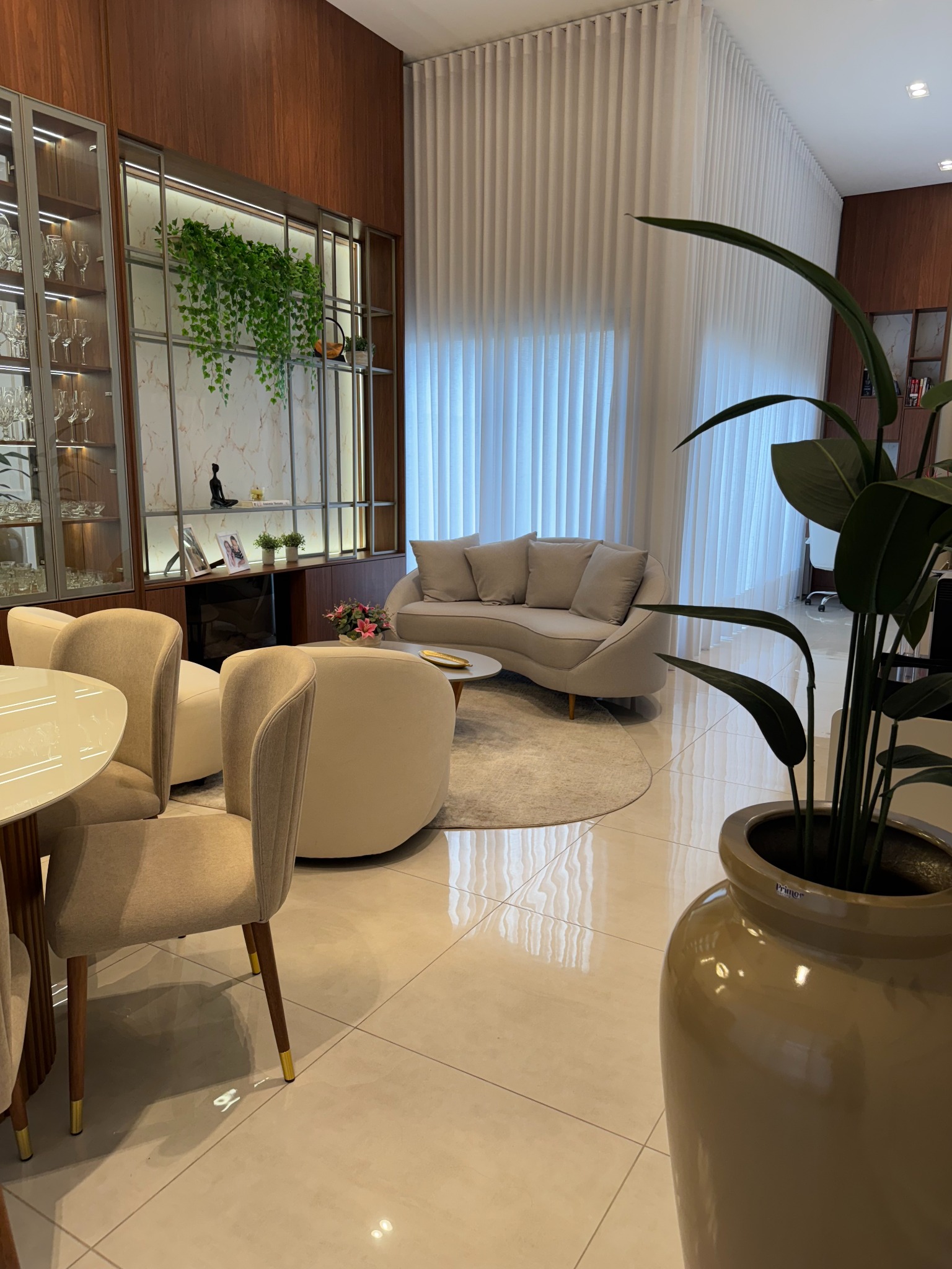 Ambiente integrado com marcenaria em madeira, estrutura metálica e iluminação